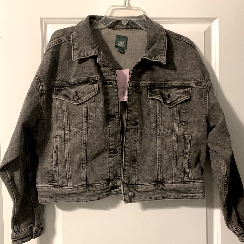 NWT Women’s cropped denim trucker jacket. Wild Fable @Target. Gra. Sz Large
